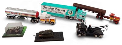un camion miniature avec une semi-remorque et d'autres véhicules miniatures