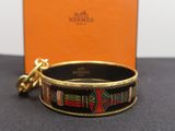 un gros plan sur un bracelet, avec une boîte orange en arrière-plan