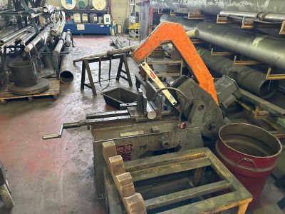 une pièce remplie d'une multitude de machines de toutes sortes