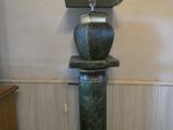 une lampe posée sur une table