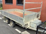 un camion garé devant un bâtiment