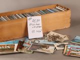 une vieille boîte en bois remplie de nombreuses cartes postales et d'un petit mot
