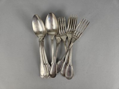 quatre fourchettes et deux cuillères sur la table