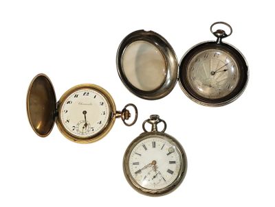 Quatre types différents de montres de poche sont présentés sur un fond blanc