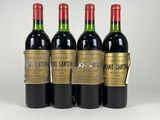 quatre bouteilles de vin sont alignées