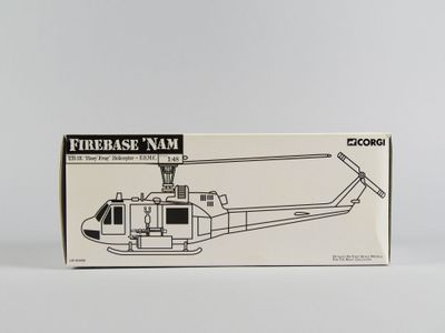 une image représentant une boîte contenant une maquette d'hélicoptère