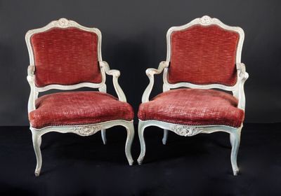 une paire de fauteuils rembourrés rouges sur fond noir