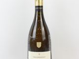 la bouteille de vin est posée sur une surface blanche
