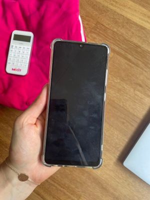 une personne tenant un téléphone portable à la main