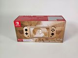 emballage d'une Nintendo Switch Lite dans une boîte en carton posée sur une surface blanche