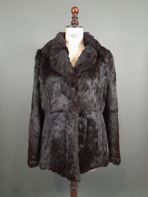 un gros plan d'un manteau de fourrure sur un mannequin