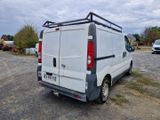 une camionnette blanche garée dans un parking
