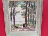 la photo d'un tableau accroché à un mur rouge