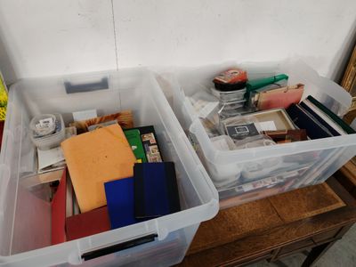 deux bacs contenant divers objets
