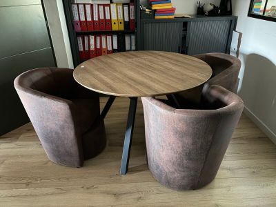 une table et des chaises dans une pièce équipée de bibliothèques