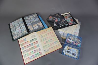 beaucoup de timbres posés sur une table, à côté d'un livre