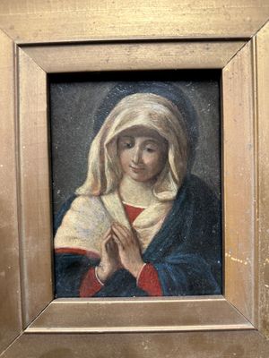 tableau représentant une femme vêtue d'une robe blanche, avec un châle rouge et bleu autour du cou