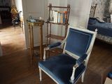 une chaise bleue et blanche dans une pièce où se trouve une bibliothèque