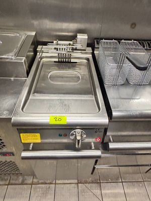deux friteuses posées sur le comptoir de la cuisine