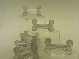 de nombreux objets en verre transparent posés sur une surface blanche