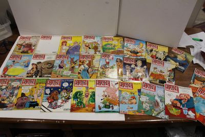 beaucoup de bandes dessinées sur la table