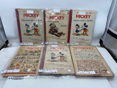 Six livres mettant en scène Mickey Mouse et d'autres personnages de dessins animés sont posés sur une table.