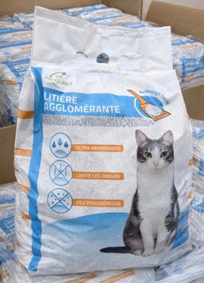 un sac de litière posé sur une pile de cartons