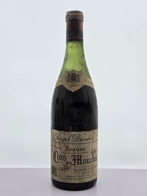 une vieille bouteille de vin posée sur une table