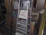 une échelle adossée au mur d'une pièce