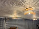 une pièce où il y a beaucoup de lumières au plafond