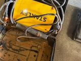une valise contenant quelques outils