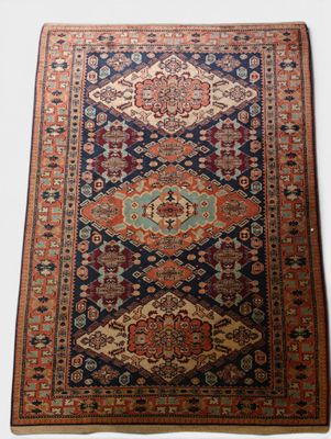 un tapis persan ancien à motifs multicolores