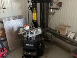 une photo d'un chariot élévateur dans un garage où se trouvent de nombreux cartons