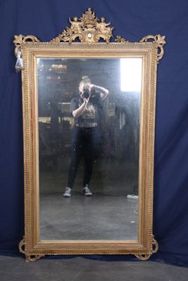 un homme se prenant en photo dans un miroir