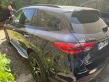 une voiture garée sur le côté de la route