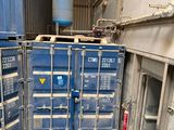 un bac bleu posé au milieu d'une pièce