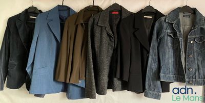 beaucoup de vestes suspendues à un portant