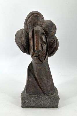 sculpture représentant la tête d'une femme, posée sur un socle en pierre, sur fond blanc