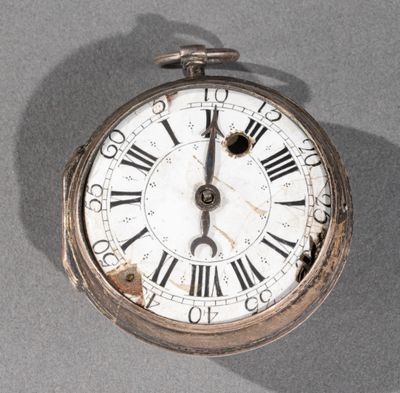 une montre de poche en argent avec des chiffres romains sur le cadran