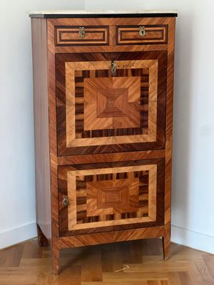 une photo d'une commode en bois à deux tiroirs