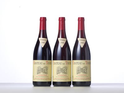 trois bouteilles de vin rouge sont alignées sur une table
