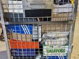 un chariot métallique contenant beaucoup d'objets
