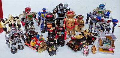 tout un tas de robots jouets posés sur une table