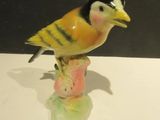 un petit oiseau perché sur un petit vase