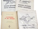trois livres sur les oiseaux sont empilés les uns sur les autres
