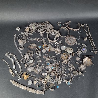 une vaste collection de bijoux en argent présentés sur un fond noir