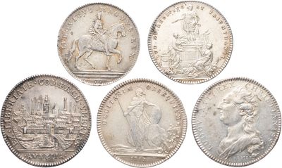 six types différents de pièces d'argent sur fond blanc