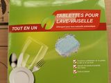 une boîte sur laquelle figurent un couteau, une fourchette et un verre