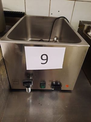 une photo d'un évier en acier inoxydable sur lequel figure le chiffre 9