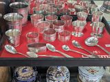 un plateau avec des couverts posé sur une nappe rouge